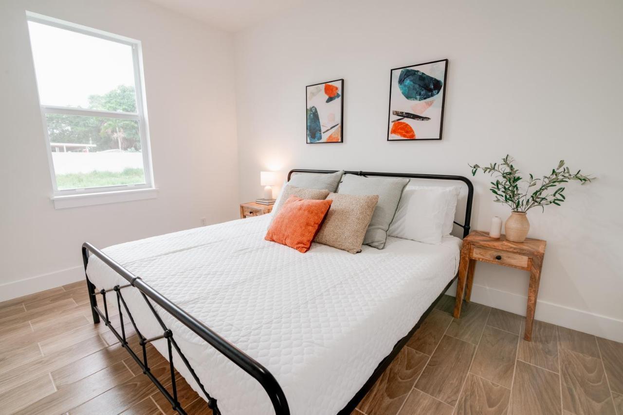 Private Cottage - King Beds, Brand New, Near Beach, Golfing, Shopping & Restaurants Lake Worth Beach Dış mekan fotoğraf